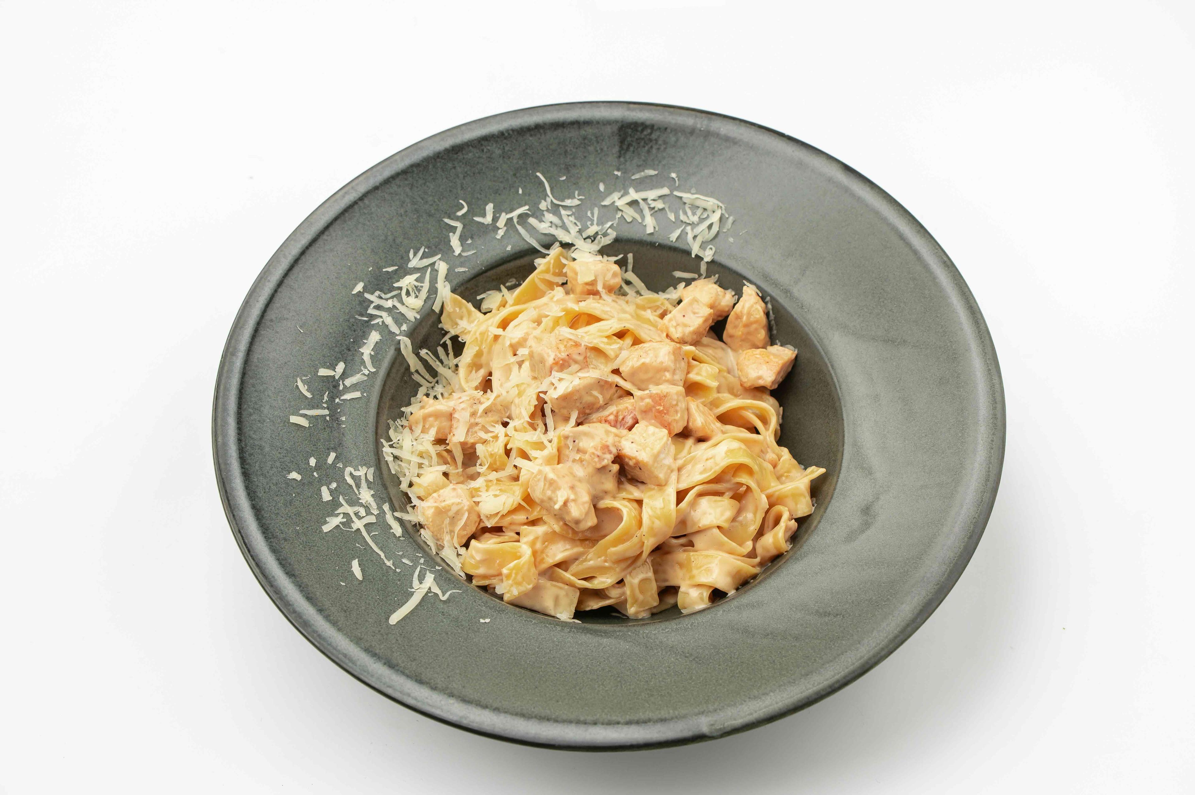 Паста с курицей в сливочном соусе